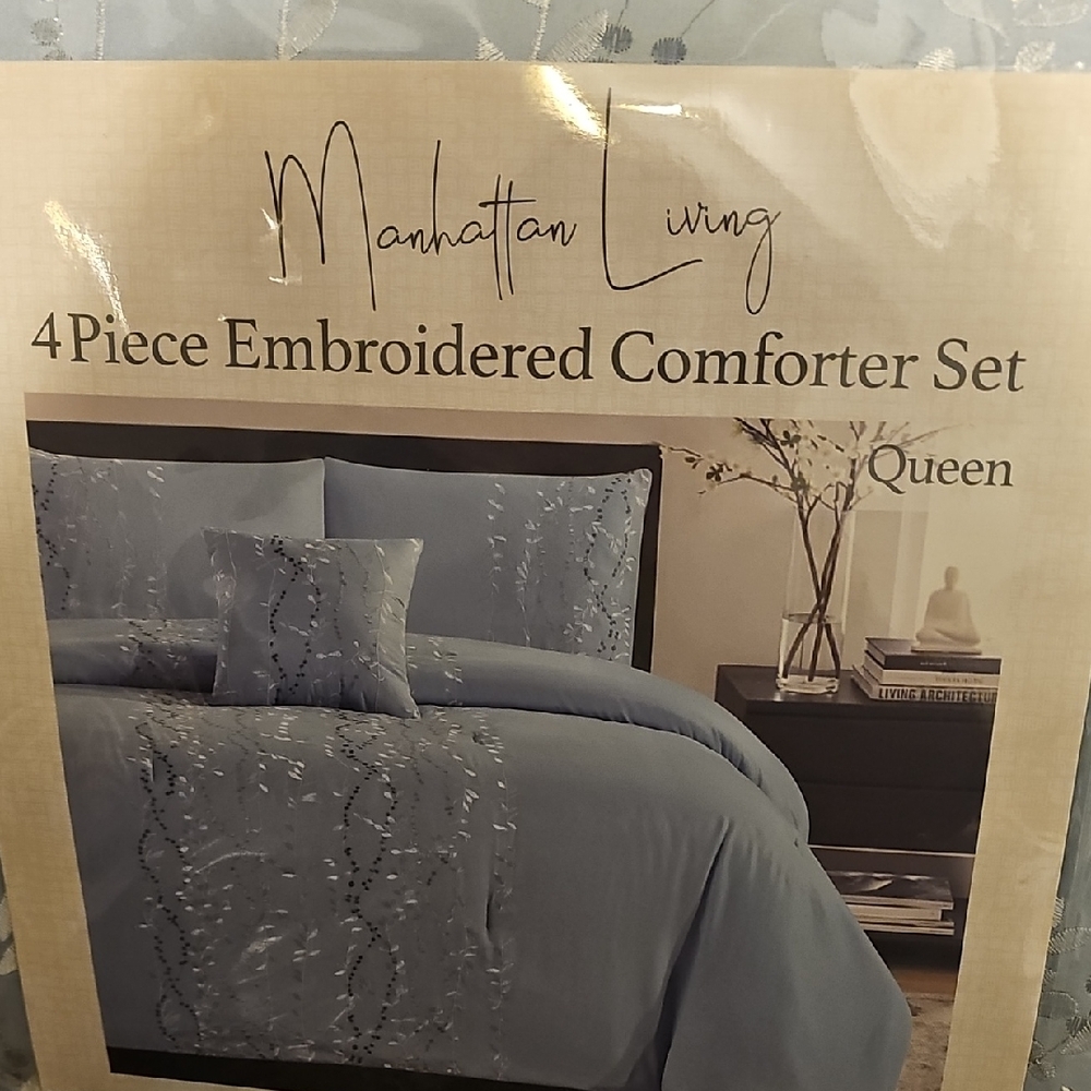 Brand New Queen Manhatten Living 4 Piece Comforter Set Blue Embroidered